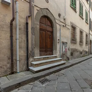 Guesthost - Piazza Dei Cavalieri Confortable Apartment